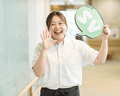 女性介護士が笑顔で微笑んでいる画像