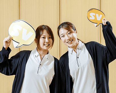 女性介護士が笑顔で微笑んでいる画像