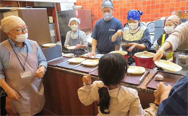 地域の方と、カレーライスを作っている風景