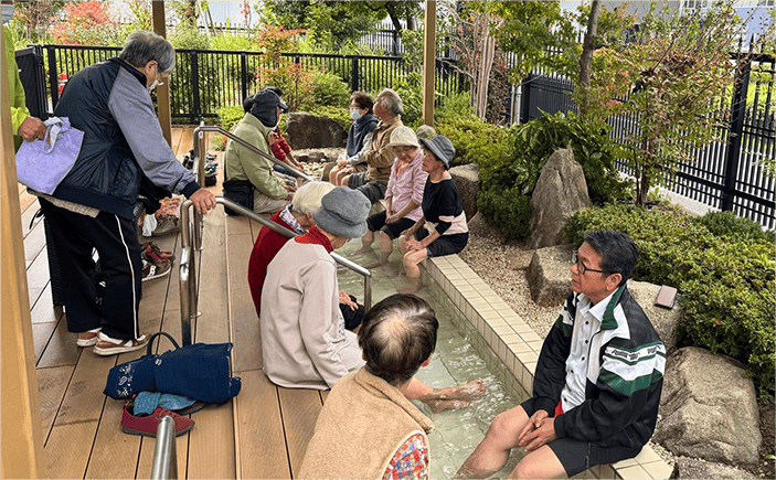 地域の方々と足湯している風景