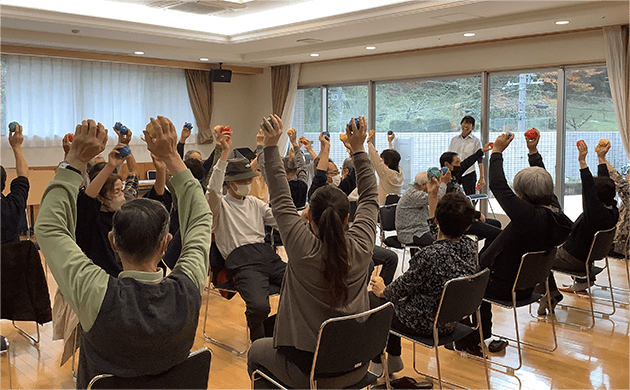 地域の方々と運動をしている様子