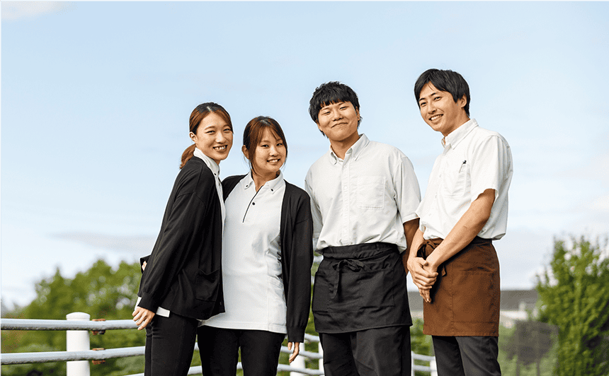 4人の笑顔のスタッフ